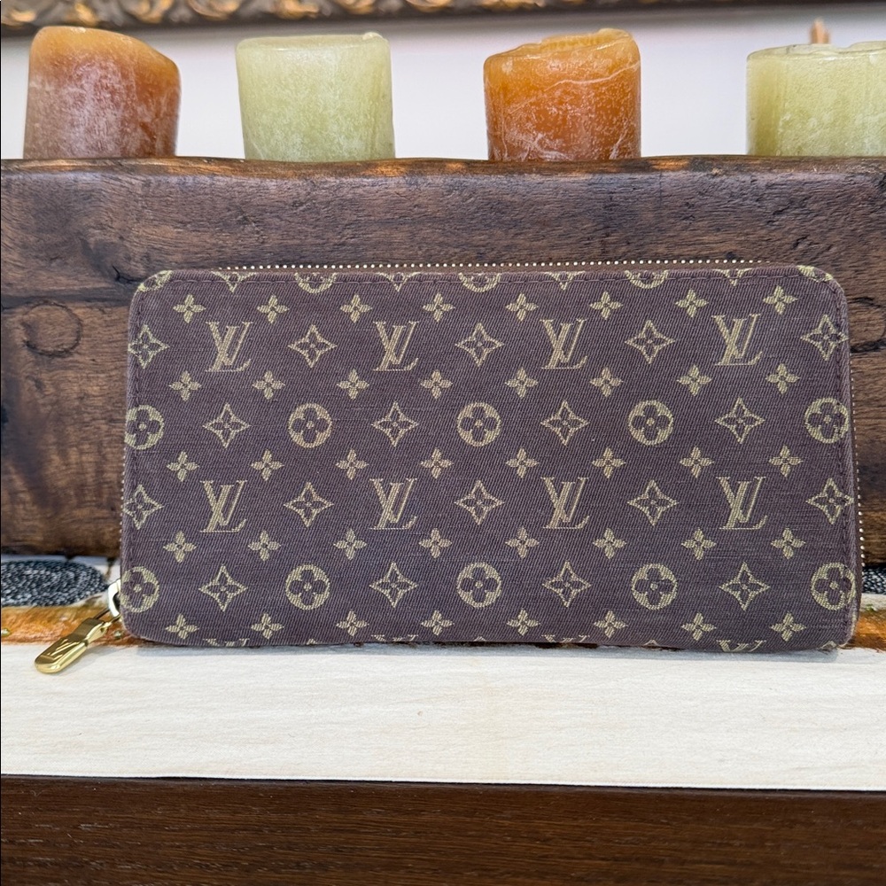 Stunning “Louis Vuitton” Brown Monogram Miniline Zip Around Wallet - Picture 2 of 10